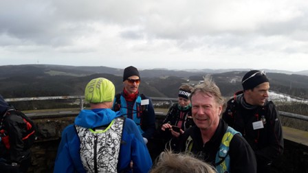 Auf dem Turm der Hohen Acht weht ein eisiger Wind, der einem die Mütze wegpustet.