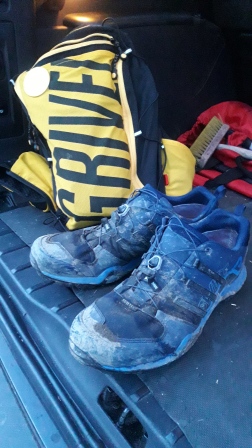 Laufrucksack und Schuhe am Ende das Tages