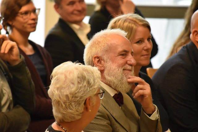 Herr Marmann genießt einen der zahlreichen Wortbeiträge zu seinem Abschied.