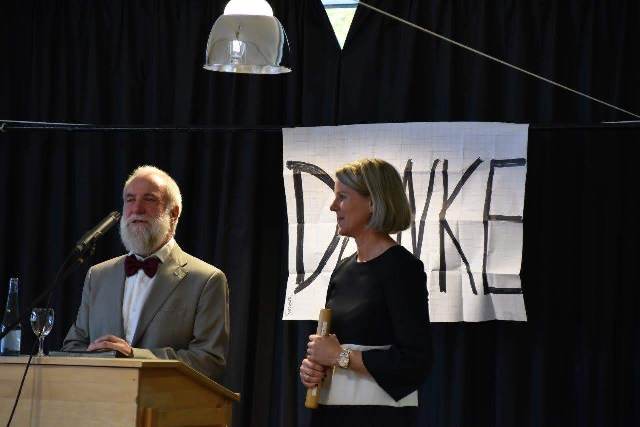 Herr Marmann hält seine Abschiedsrede. Im Hintergrund hängt ein großer Schriftzug mit "Danke".