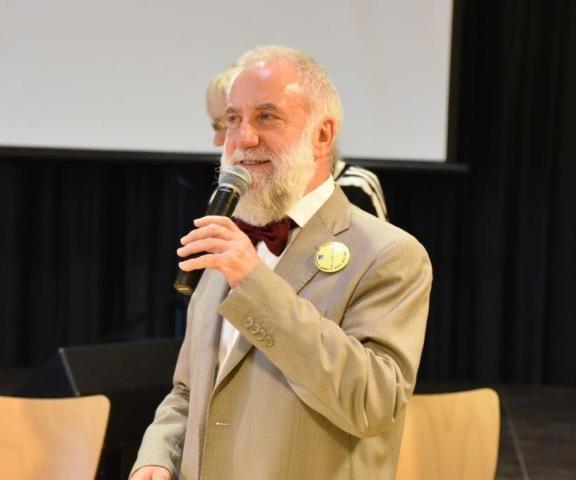 Alfred Marmann bei der Begrüßung für seine Abschiedsfeier.