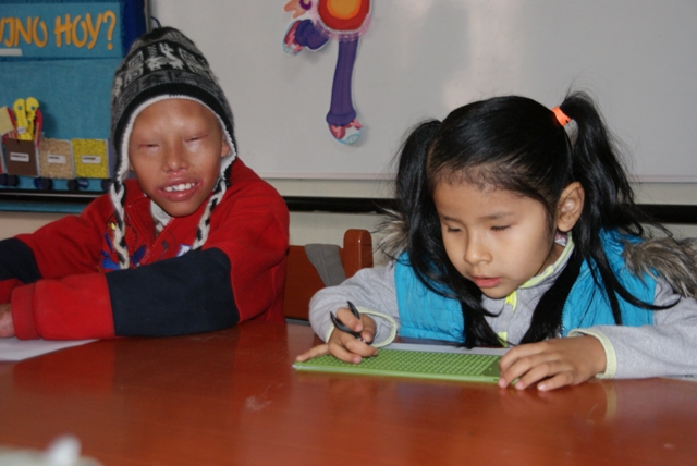 Blinde Schüler*innen der Schule in Arequipa arbeiten mit einer Punktschrifttafel.