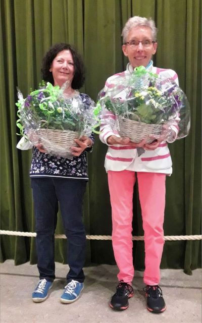 Links die ehemalige Vorsitzende Frau Klank-Wirbelauer, links ihre Nachfolgerin Frau Henrich-Kleyer, beide mit Blumen für ihre Arbeit bzw. zum Empfang geehrt.