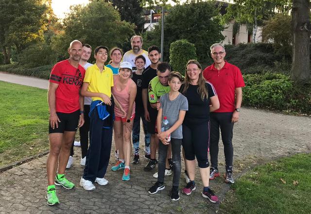 Gruppenbild mit Kindern und Jugendlichen des Internates in Begleitung von drei Mitgliedern des Vereins "Laufen und Helfen" sowie drei Betreuer*innen des Internates der Landesschule.