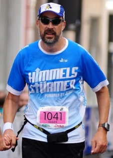 Rainer Garburg beim Zieleinlauf nach einem Ultramarathon Rainer Garburg beim Zieleinlauf nach einem Ultramarathon