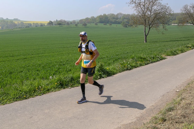 Rainer Garburg läuft beim Vulkanmarathon durch leuchtend grüne Felder. Rainer Garburg läuft beim Vulkanmarathon durch leuchtend grüne Felder