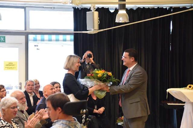 Frau Schubert bekommt zur Begrüßung einen Strauß Blumen überreicht. Frau Schubert bekommt zur Begrüßung einen Strauß Blumen überreicht.